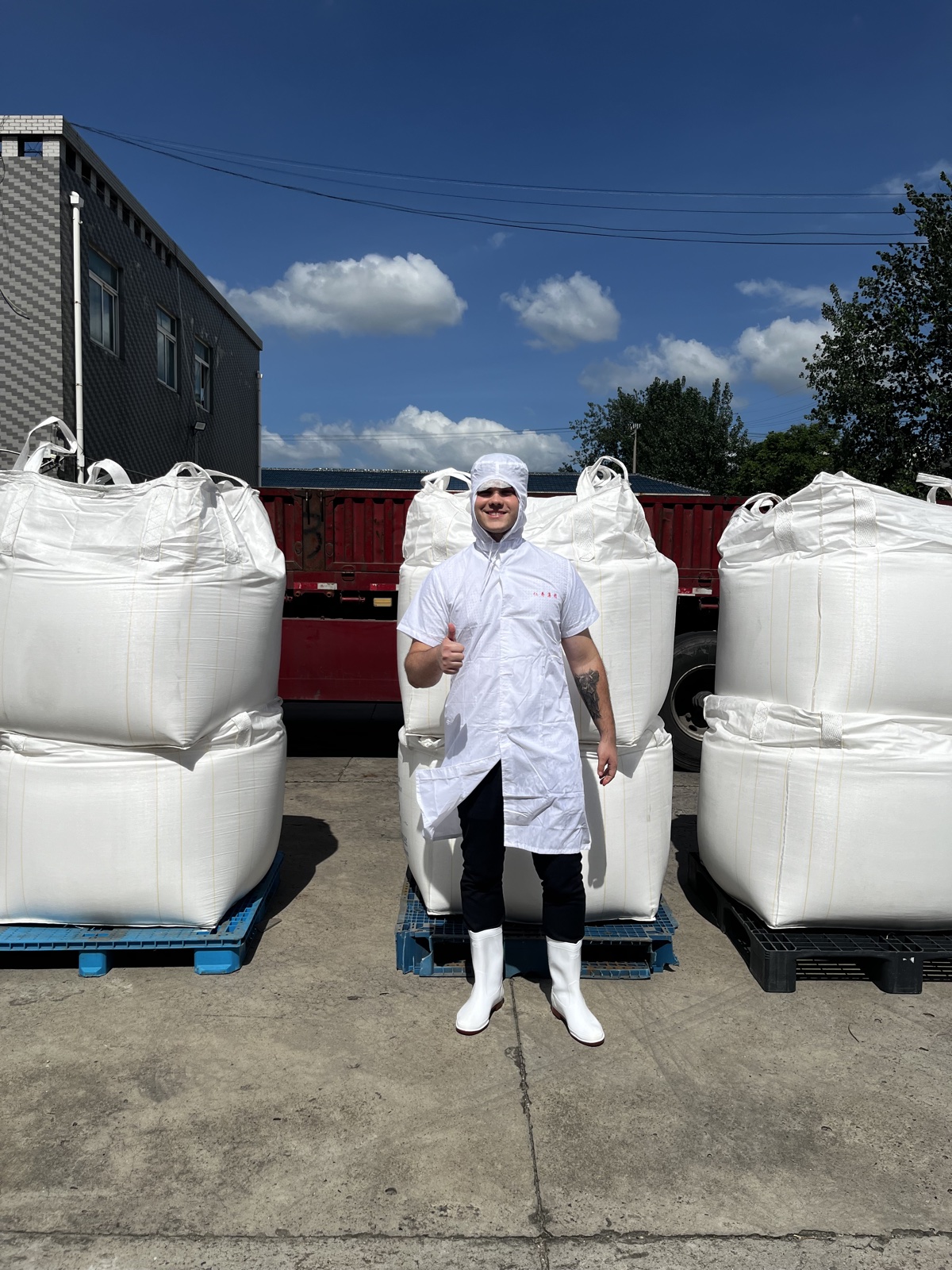 Henrique usando roupa de proteção durante uma visita a uma área industrial